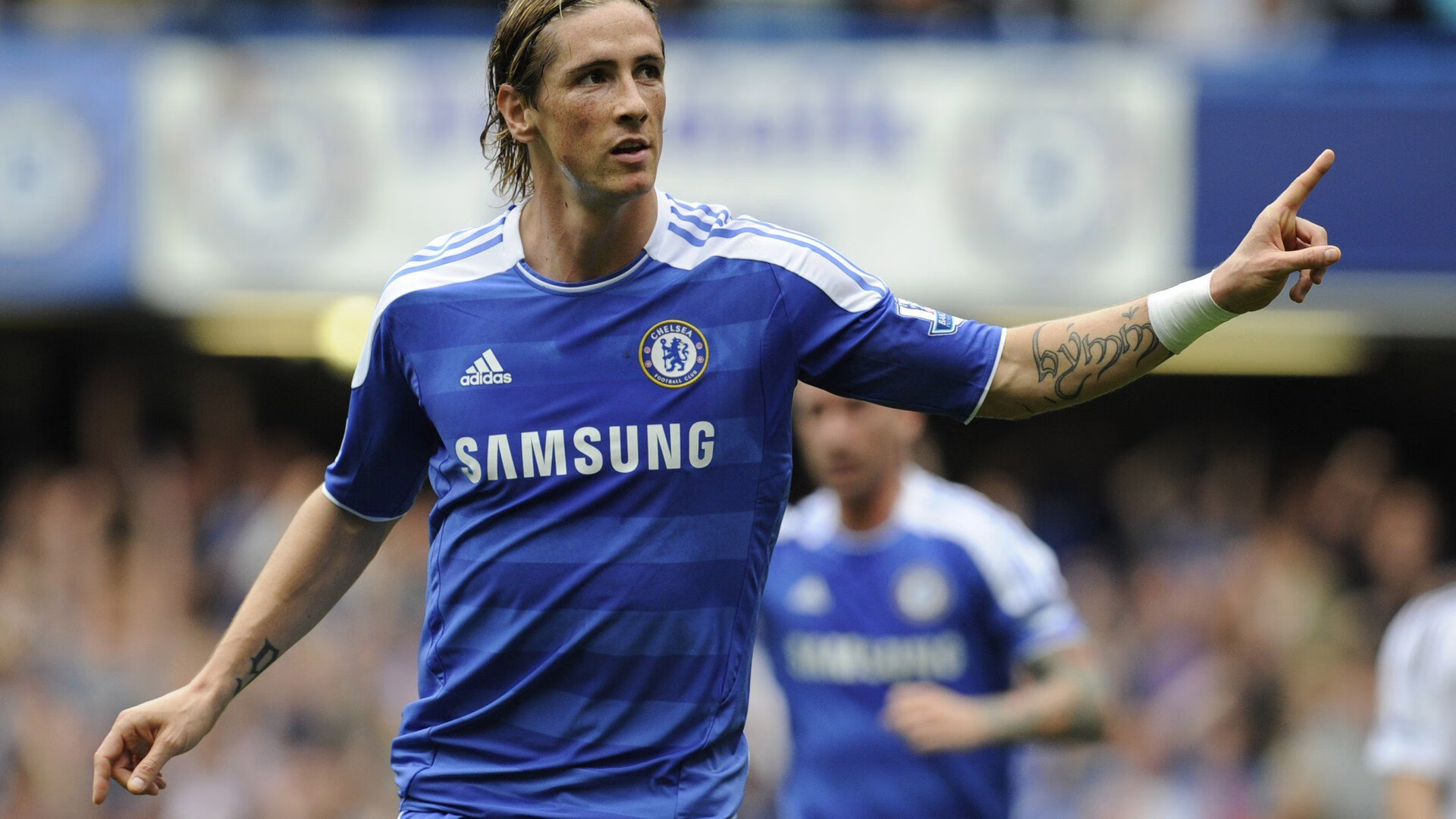 “未来之星：青少年足球运动员崭露头角”，未来之星足球队的教练和小队员正在研究