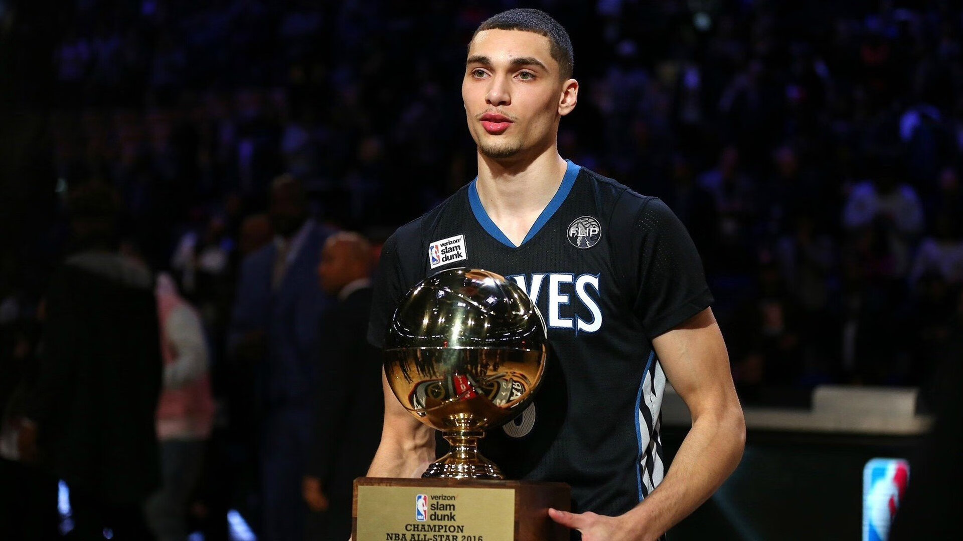 【罚分细则】裁判如何判定罚分？详尽规则揭秘，裁判判罚违例的手势是什么